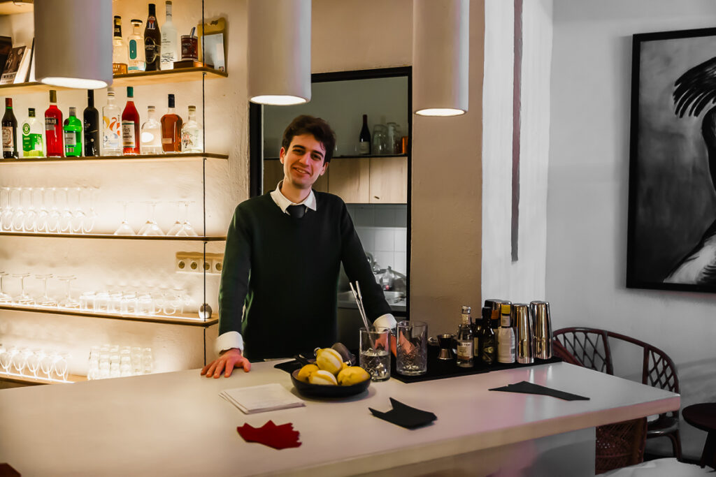 Kui Aarde Pagari Leivabaar on Telliskivi hästi hoitud saladus, siis kohe selle kõrval asuv Baar Mr. Ouzo on vist isegi veel suurem saladus.