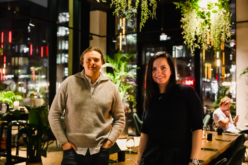 Möödujale ei paista Nomade olevat midagi erilist. Väike majanurgaresto. niisugune, nagu neid maailmas on tuhandeid. 

Minge pealegi mööda, sest ega sisse hirmus