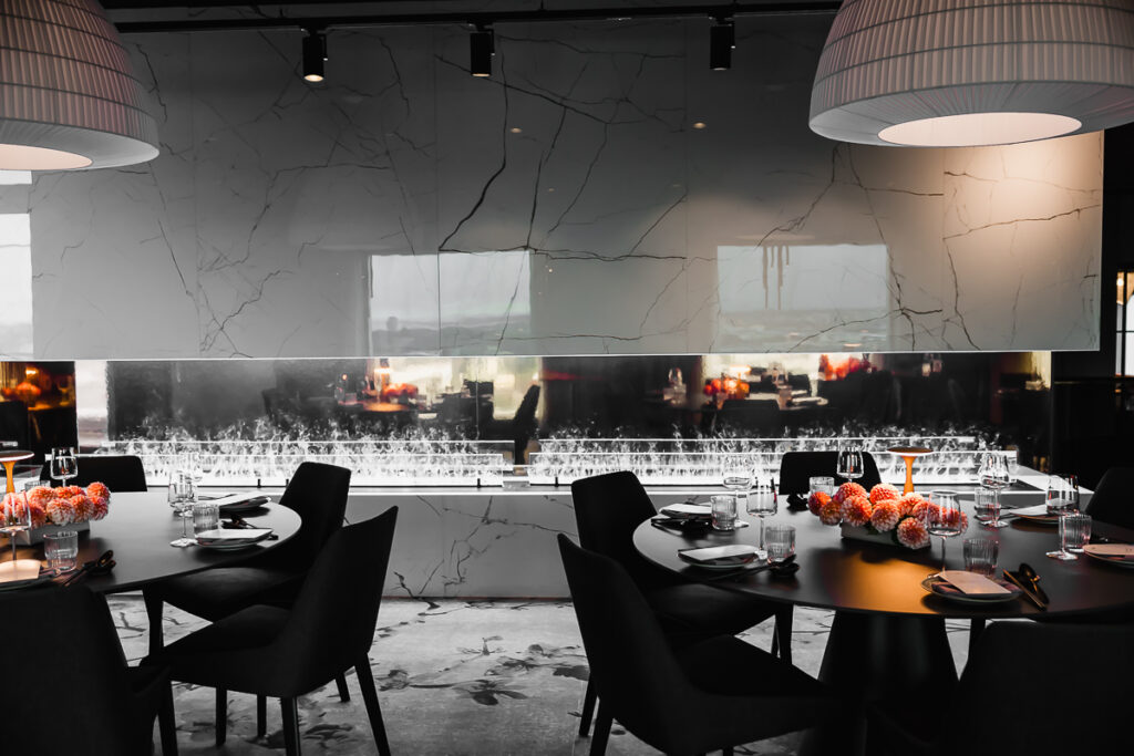 Radisson Collection Hotelli kõige kõrgemalt korrelt avanevad hunnitud vaated igasse ilmakaarde ja nii kaugele, kui silm ulatub. Selliseid kõrgeid klaasmaju on i