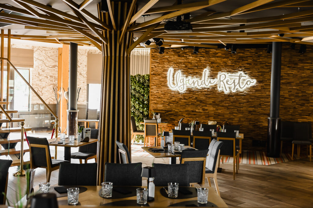September on Eesti toidu kuu. Ühe osa selle kuu tegevustest moodustavad erimenüüd kohvikutes, restoranides ja hotellides. Viimase aja arengud viivad sinnapoole,