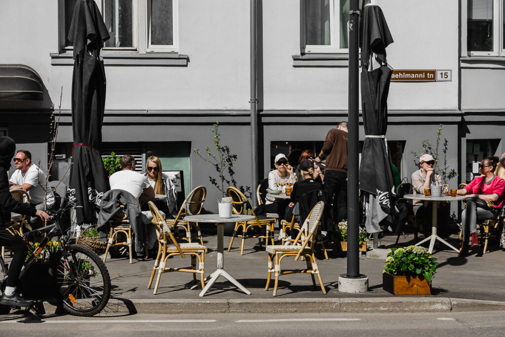 Tänavatoit, mis see on? Küllap kiire kugistamine suure nälja leevendamiseks teel punktist A punkti B. Käimise pealt söömine kindasti suuremat naudingut ei paku 